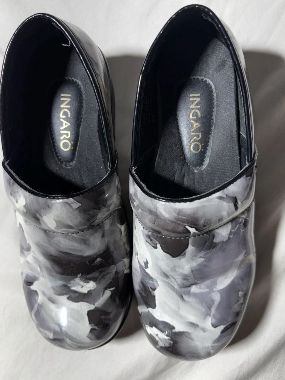 Incaro Women's Floral-Print Slip-On Clog in Black and Gray